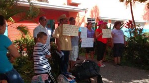 Vecinos del albergue exigen con pancartas la reubicación del albergue para migrantes en Tapachula. Foto. Chiapas PARALELO