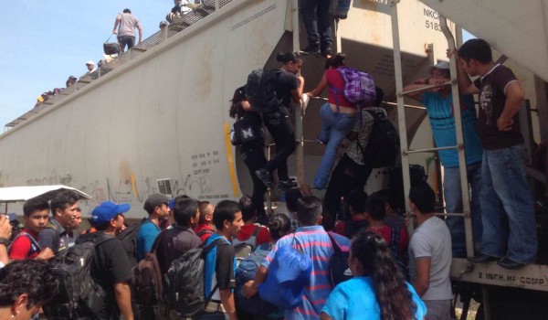 Cientos de migrantes centroamericanos abordaron el miércoles los 13 vagones del tren que partió de Arriaga hacia Ixtepec. Foto: Isaín Mandujano