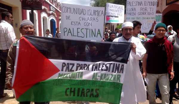 Indígenas tsotsiles convertidos al Islam marchan por las calles de San Cristóbal de Las Casas en solidaridad con el pueblo palestino. Foto: Isaín Mandujano