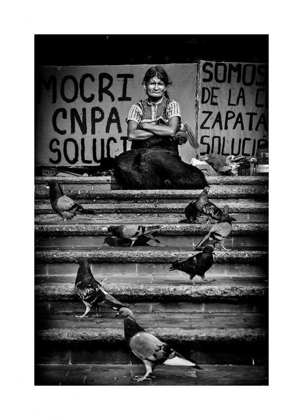 Ella y las palomas. Parque Central de Tuxtla Gtz. Abril de 2010. Foto: Ariel Silva 