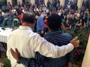 El padre Alejandro Solalinde Guerra y el profesor Alberto Patishtán Gómez en San Cristóbal de Las Casas. Foto: Isaín Mandujano/Chiapas PARALELO