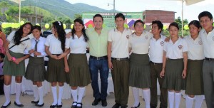 Fidel Álvarez, en una clausura de cursos de secundaria. Foto tomada de su cuenta de Twitter.