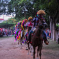 Los nahuares son representados por hombres a caballo que portan la tradicional máscara de parachico. Foto: Francisco López Velásquez/ Chiapas PARALELO. 