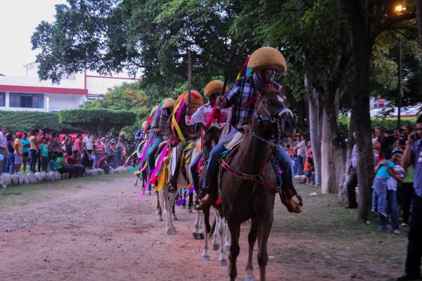 Los nahuares son representados por hombres a caballo que portan la tradicional máscara de parachico. Foto: Francisco López Velásquez/ Chiapas PARALELO. 