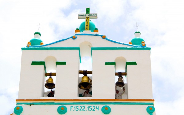 Tres campaneros, durante varias veces al día, sincronizan los toquidos para avisar al pueblo "la hora de Dios". Foto: Elizabeth Ruiz