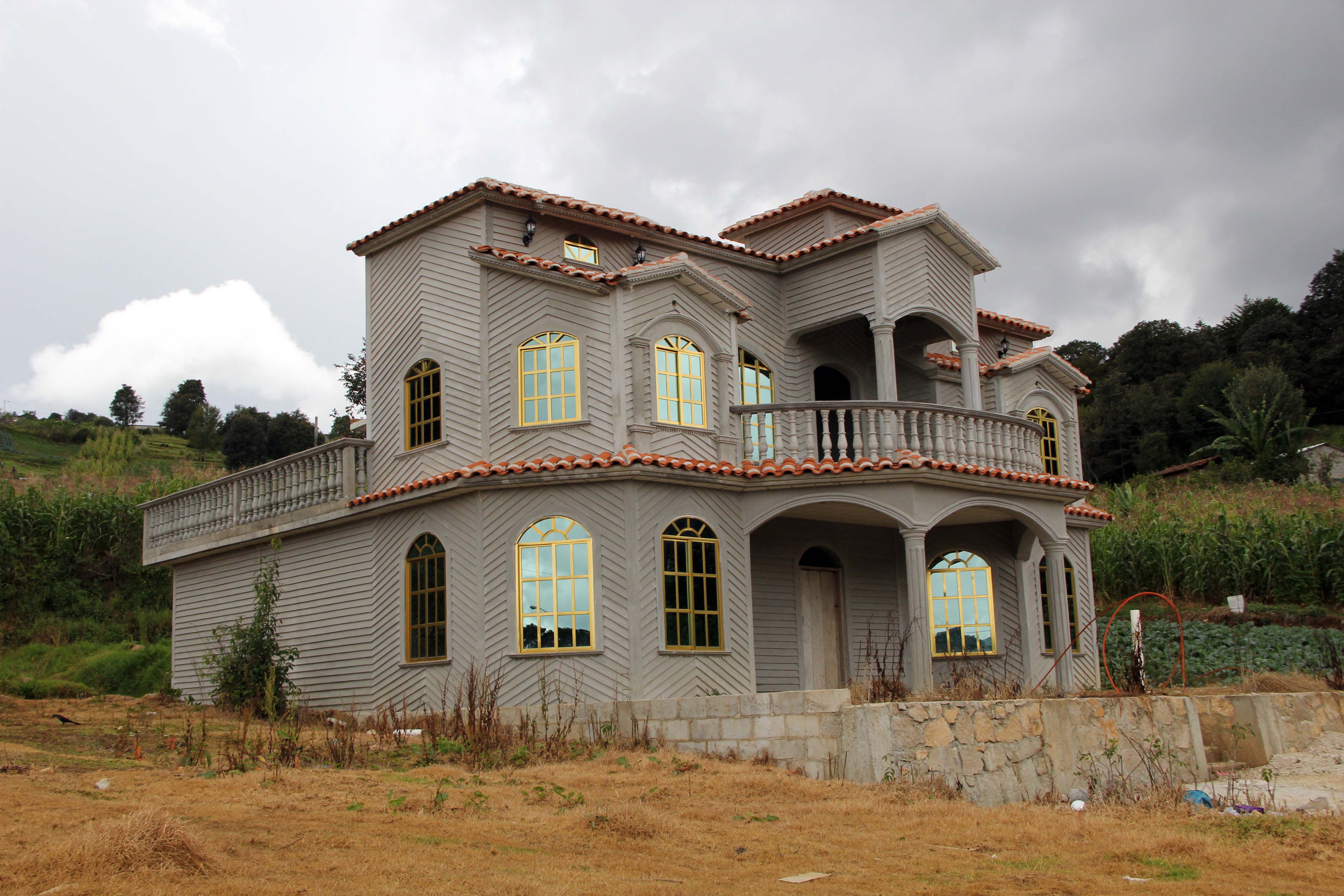 Casas “tipo California”, construidas con remesas de indígenas de San Juan  Chamula. Imágenes del 2014 | Chiapasparalelo