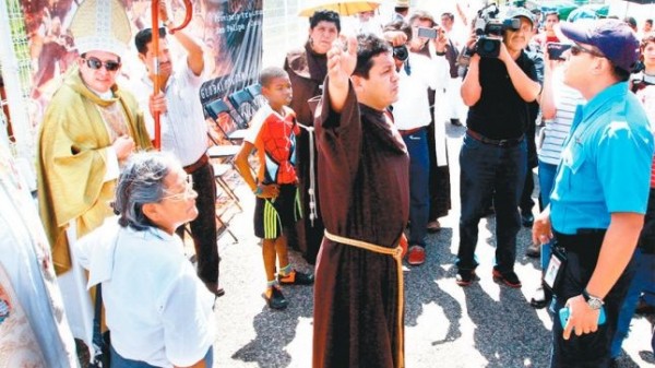 Desalojo del INM a religiosos que pretendían celebrar una misa a favor de migrantes. Foto: Cortesía