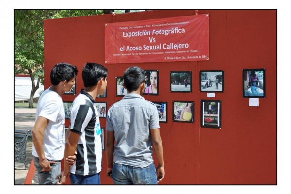 En Chiapa de Corzo estudiantes de la Unach realizaron una exposición fotográfica sobre el acoso callejero. Foto: Cortesía.