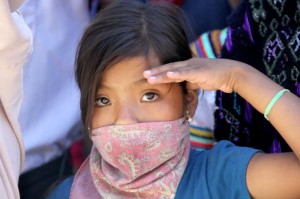 La mirada de una niña zapatista estuvo presente en el homenaje a la bandera mexicana y la bandera rebel del EZLN en la clausura del encuentro de pueblos indígenas.  Foto: Elizabeth Ruiz