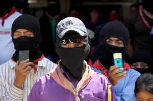 Jóvenes zapatistas inmersos en la tecnología, fotografían y videograban todos los detalles del encuentro de los "rebeldes y anticapitalistas". Foto: Elizabeth Ruiz