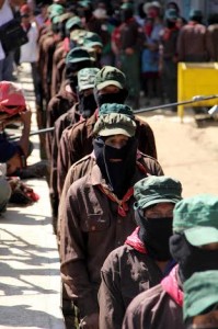 Milicianos del EZLN resguardan la seguridad de sus mandos zapatistas durante la clausura del encuentro indígena en La Selva Lacandona. Foto: Elizabeth Ruiz