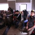 En el estudio de grabación conviven músicos de diferentes edades. Foto: Francisco López Velásquez/Chiapas PARALELO. 
