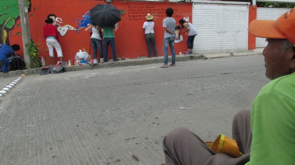 Por más de una hora, este peatón estuvo observando cómo se pintaba el mural, preguntó sobre la obra de la escritora chiapaneca y cuando iba a empezar la lluvia se fue. Ese es el objetivo del mural, que más personas se acerquen a la obra de la escritora comiteca. Foto: Fernando Grajales/Chiapas PARALELO. 