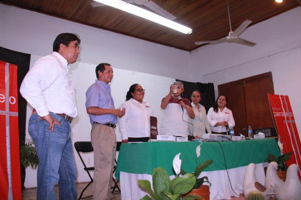 Brindis por el primer aniversario de Chiapas Paralelo. En la gráfica las y los fundadores del portal de noticias; la directora de Cimac, Lucia Lagunes y la jefa de información de Cimac, Lourdes Godínez. Foto: Francisco Velásquez López/ Chiapas PARALELO. 