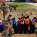 Mujeres rodeando una tumba. Foto: Elizabeth Ruiz