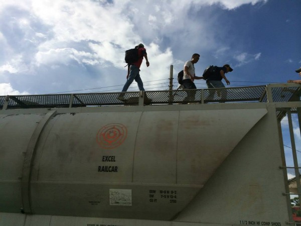 Las y los migrantes fueron obligados a bajar del tren. Foto: La 72