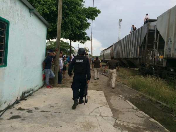 "Bájense hijos de la verga..." les decía. Cuando llegamos los de La 72, las palabras cambiaron: "Por su seguridad, bájense, el tren es peligroso para ustedes, les puede pasar algo". Foto: La 72