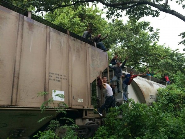 Pero ellas y ellos no se vencen; algunos se escaparon, otros, mientras duraba el operativo en Tenosique, se adelantaron a esperar el tren en otro lugar. Foto: La 72