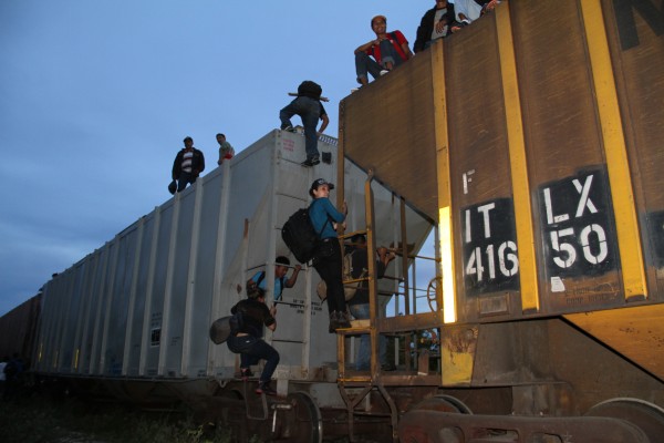 Miles de migrantes continúan buscando la manera de atravesar México. Foto: Vladimir Pérez 