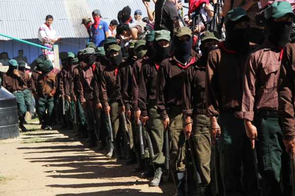 Milicianos del EZLN montan guardia en el marco de la clausura del encuentro de pueblos zapatistas con los pueblos originarios de México. Foto: Elizabeth Ruiz. 