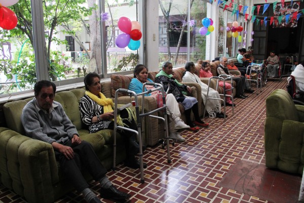 Cuando sus familias no pueden atenderlos, adultos mayores son llevados a asilos. Foto: Elizabeth Ruiz