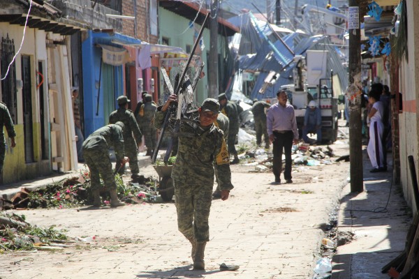 Militares coadyuvan en las labores de limpieza y reconstrucción en San Cristóbal de las Casas. Foto: Elizabeth Ruiz