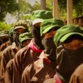 Hombres del color de la tierra en apoyo al movimiento magisterial. Foto: Saúl Kak 