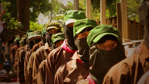 Hombres del color de la tierra en apoyo al movimiento magisterial. Foto: Saúl Kak 