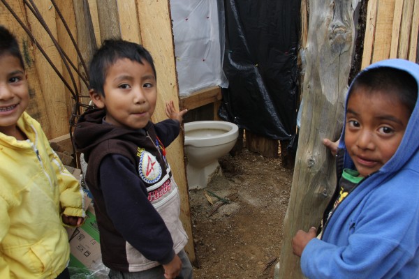Instalaciones sanitarias a donde niños y niñas acuden durante la jornada escolar. Foto: Elizabeth Ruiz