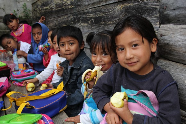 En medio de condiciones adversas, niños y niñas mantienen el deseo de aprender. Foto: Elizabeth Ruiz