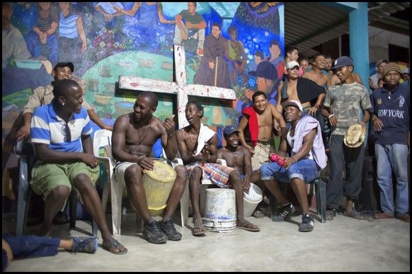 Un poco de la vida cotidiana en el Albergue para migrantes la 72. Un dia antes de que se  de inicio a la caminata del "Viacrucis del Migrante" que planea llegar a Palenque. Foto: Iván Castaneira