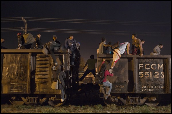 A las 3: 330 en la mañana los migrantes recibieron el aviso de que el tren estaba en Tenosique, por lo que todos empiezan a caminar y subir al tren para llegar a Palenque y comenzar el “Viacrucis del Migrante”. Foto: Iván Castaneira