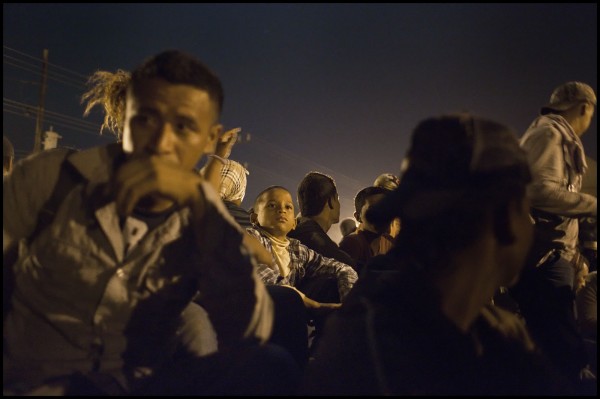 A las 3: 330 en la mañana los migrantes recibieron el aviso de que el tren estaba en Tenosique, por lo que todos empiezan a caminar y subir al tren para llegar a Palenque y comenzar el “Viacrucis del Migrante”. Foto: Iván Castaneira