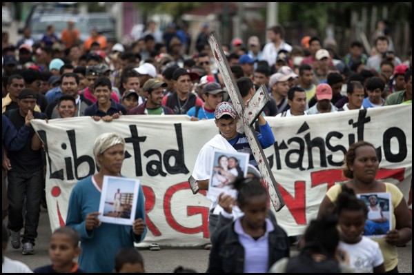 Después de 5 horas de movimientos del tren, los conductores decidieron desenganchar los vagones donde los migrantes iban a viajar. Cerca de 400 personas se quedaron paradas en Tenosique, entonces, tomaron la decisión de caminar hasta donde llegaran, y comenzar de esta manera el “Viacrucis del Migrante". Esta serie fotográfica narra la primera parte de esta caminata. Foto: Iván Castaneira