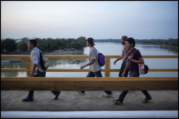 Después de 5 horas de movimientos del tren, los conductores decidieron desenganchar los vagones donde los migrantes iban a viajar. Cerca de 400 personas se quedaron paradas en Tenosique, entonces, tomaron la decisión de caminar hasta donde llegaran, y comenzar de esta manera el “Viacrucis del Migrante". Esta serie fotográfica narra la primera parte de esta caminata. Foto: Iván Castaneira