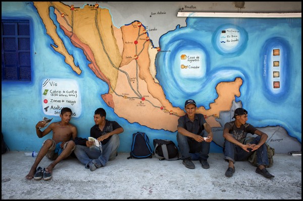 Un poco de la vida cotidiana en el Albergue para migrantes la 72. Un dia antes de que se  de inicio a la caminata del "Viacrucis del Migrante" que planea llegar a Palenque. Foto: Iván Castaneira