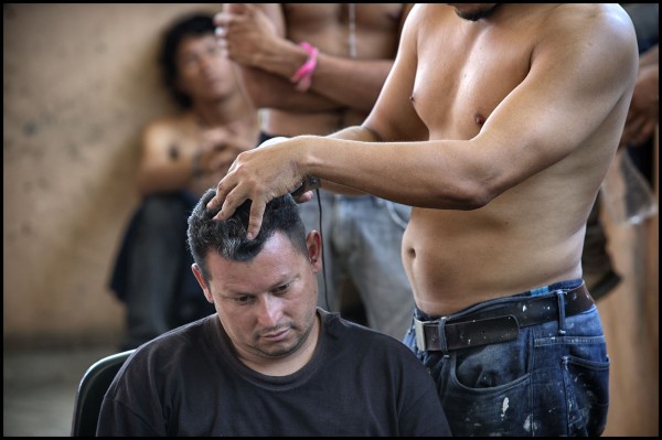 Un poco de la vida cotidiana en el Albergue para migrantes la 72. Un dia antes de que se  de inicio a la caminata del "Viacrucis del Migrante" que planea llegar a Palenque. Foto: Iván Castaneira