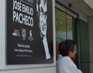 Hace un año con una amiga pasamos por el FCE en una venta nocturna, a las 9.30 de la noche y estaba lleno; jóvenes en su mayoría comprando libros. Nos imaginamos en su supermercado, con bolsas y con esa inconfundible cara de quien ha hecho una buena compra.