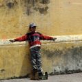 Un niño bolero espera junto a la catedral de San Cristóbal de las Casas.
Foto: Elizabeth Ruiz/Chiapas PARALELO 