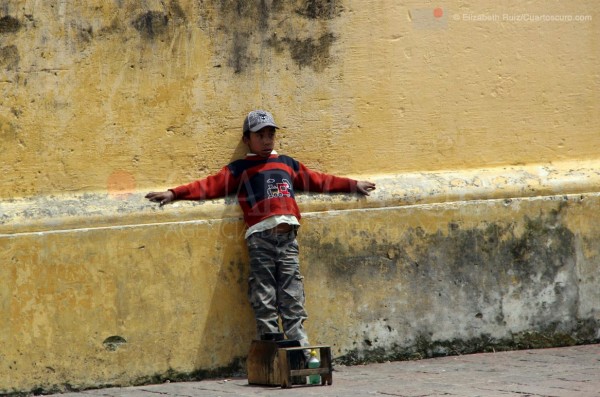 Un niño bolero espera junto a la catedral de San Cristóbal de las Casas. Foto: Elizabeth Ruiz/Chiapas PARALELO 