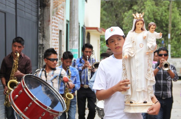 San Cristóbal de Las Casas, Chiapas. En el segundo día de las fiestas de la Virgen de La Merced. Al  medio día se hace una quema de cuetes y bombas acompañado de la banda de música y panzudos, estos últimos son participantes disfrazados de payasos. Foto: Elizabeth Ruiz