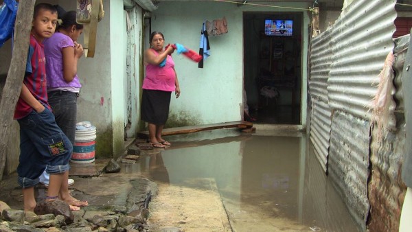 La casa de Sandra Hernández Gómez se fue inundando de desechos provenientes del drenaje. Foto: Saúl Kak
