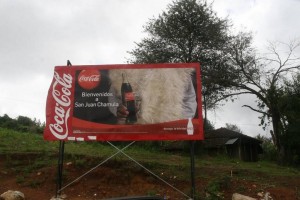 Anuncio de Coca-Cola a la entrada de la cabecera municipal de San Juan Chamula. Foto: Marcos Arana