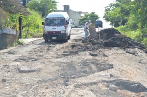 Tiene más de un año la problemática del pésimo estado del acceso hacia estas colonias. Foto: Cesar Solis 