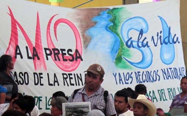 En la reunión realizada en Olintla, territorio totonaku, en la que se declararon en pie de lucha y en rechazo a las reformas realizadas por el gobierno de Enrique Peña Nieto. Foto: Radio Expresión