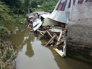 Al menos 500 casas sufrieron daños por el desbordamiento de los ríos. Foto: Benjamín Alfaro