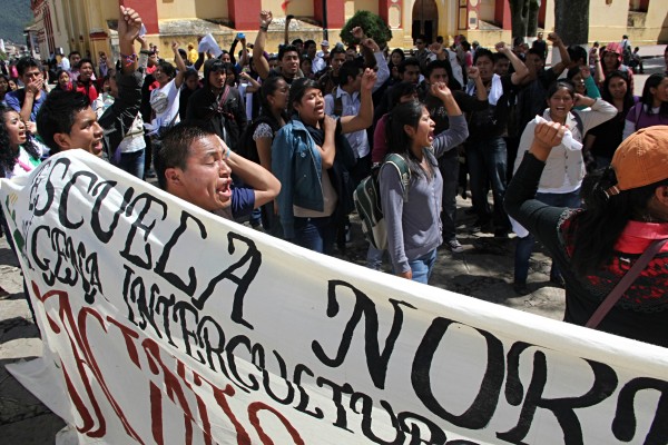 Estudiantes de Escuelas Normales ratificaron su compromiso por la educación popular. Foto: Elizabeth Ruiz