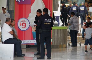 Gendarmería recorre plazas públicas y centros comerciales para "presentarse" con ciudadanos. Foto: Benjamín Alfaro