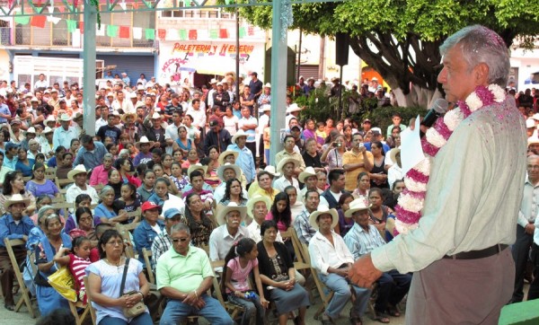 Con Peña Nieto un cañero recibe 10 mil a 15 mil pesos por hectárea, la mitad de lo que recibía antes, denuncia y alerta que Enrique Peña se dedica a privatizar la industria eléctrica, pero desde Salinas las personas pagan tarifas excesivas por la luz.