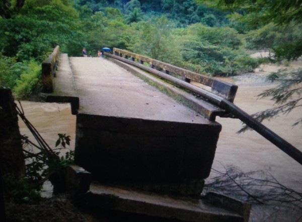 Puente colapsado por lluvias. Foto: Cortesía